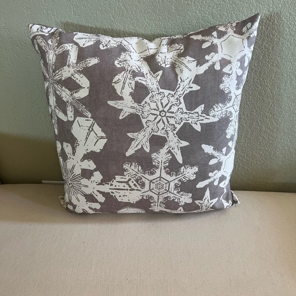 Pottery Barn Outdoor Christmas Snowflake Pattern Pillow, 18”, Like New